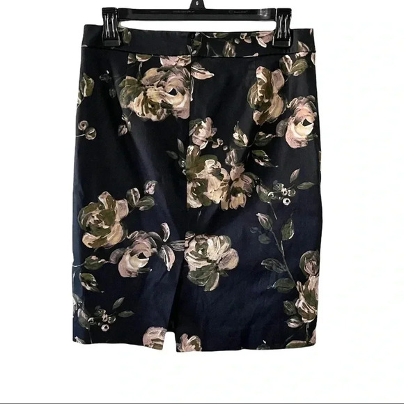 🔥HOST PICK🔥 J Crew Pencil skirt navy and floral - Picture 2 of 7
